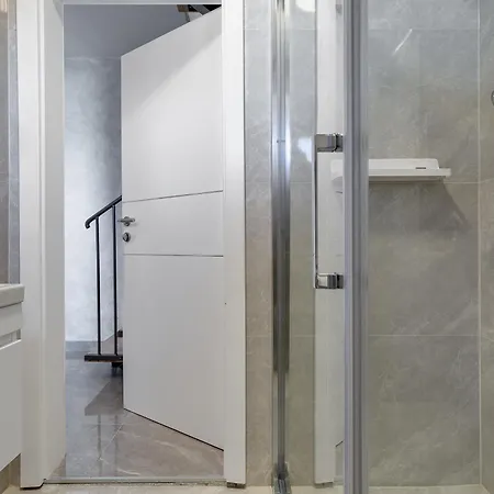Luka Apartment *